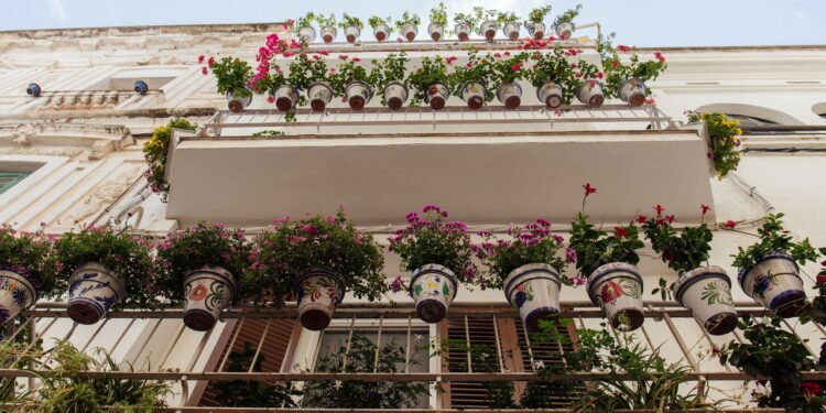 Fachada da casa com flores - Créditos: depositphotos.com / IgorVetushko