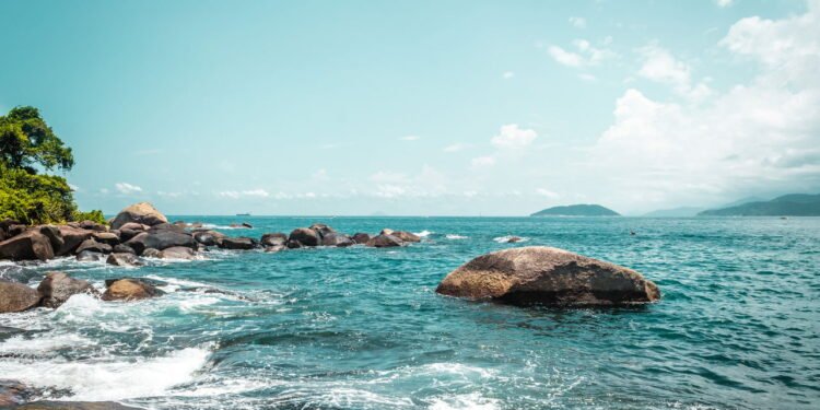 Essa ilha brasileira não permite veículos motorizados e vive do turismo a pé