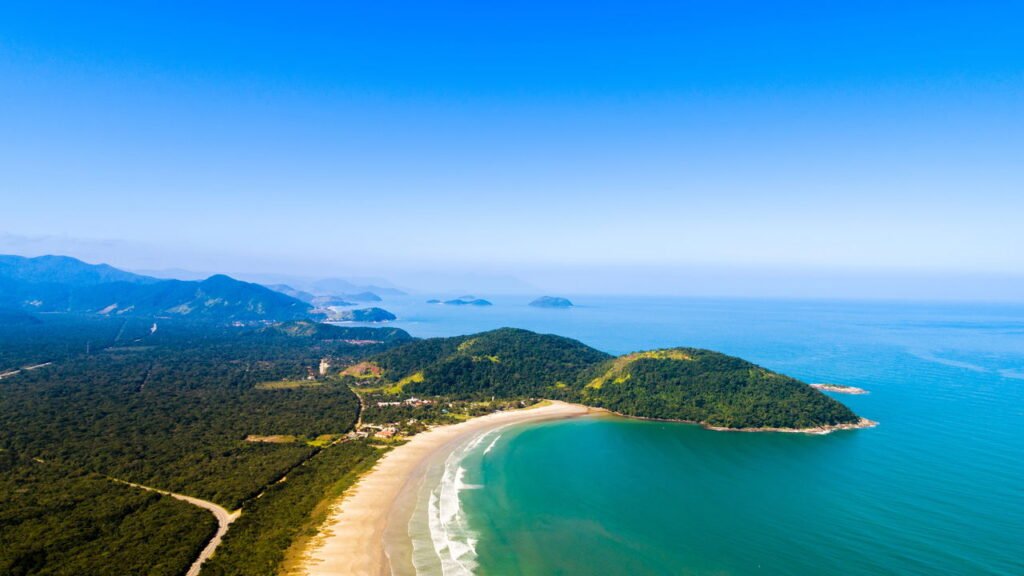 Essa ilha brasileira não permite veículos motorizados e vive do turismo a pé