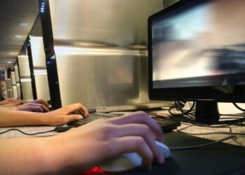 FragPunk: Heróis em Combate no Campo de Batalha