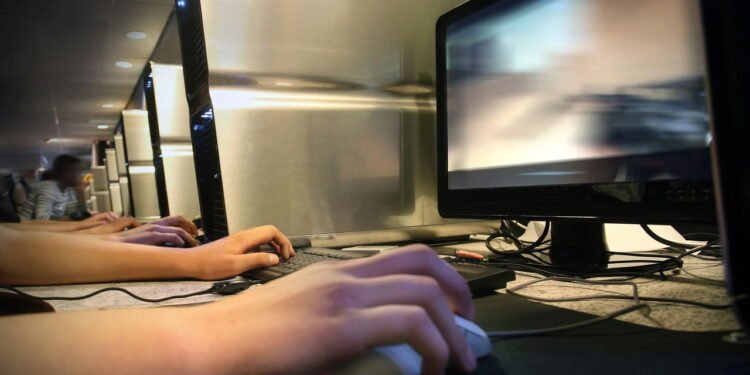 FragPunk: Heróis em Combate no Campo de Batalha