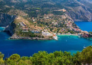 A ilha grega que vai mudar a sua visão sobre o Mediterrâneo