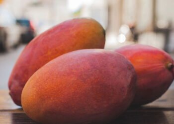Essa fruta tropical é fácil de cultivar e rende o ano inteiro