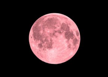 Não se assuste se ver uma "Lua Rosa" no céu neste domingo (13)
