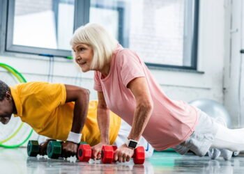 Os 5 melhores exercícios para manter o corpo em casa após os 40