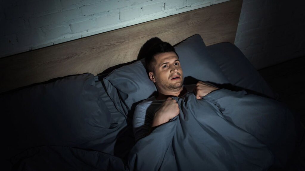 O que significa sentir o coração acelerar toda vez antes de dormir?