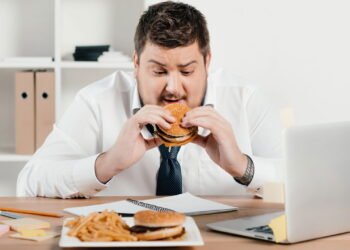 Isso é o que acontece no seu corpo se você comer rápido demais