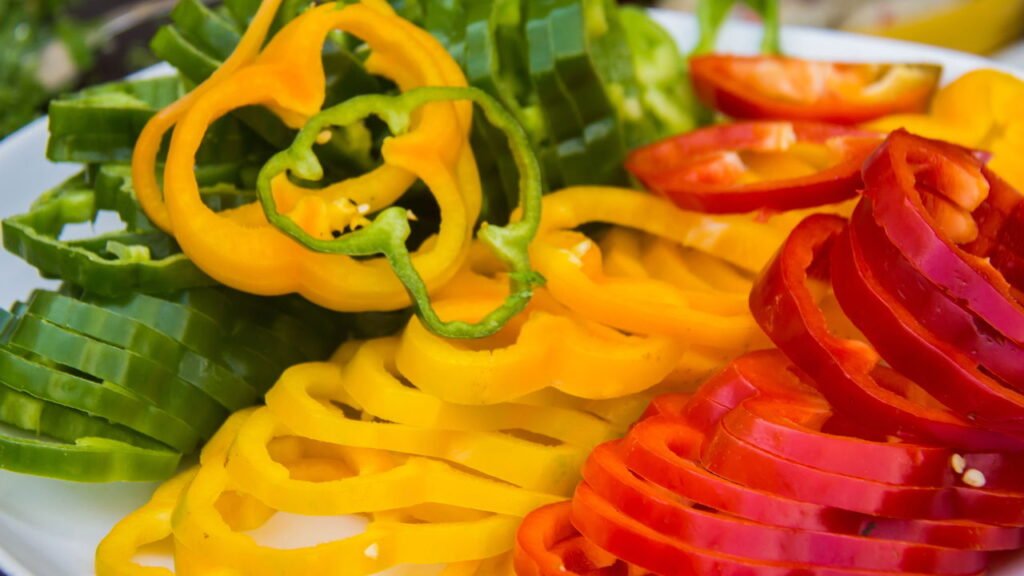 Aprenda como plantar pimentão colorido em casa com este passo a passo fácil e tenha frutos lindos, saborosos e sem agrotóxicos.