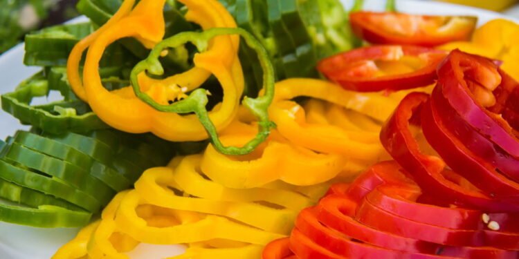 Aprenda como plantar pimentão colorido em casa com este passo a passo fácil e tenha frutos lindos, saborosos e sem agrotóxicos.