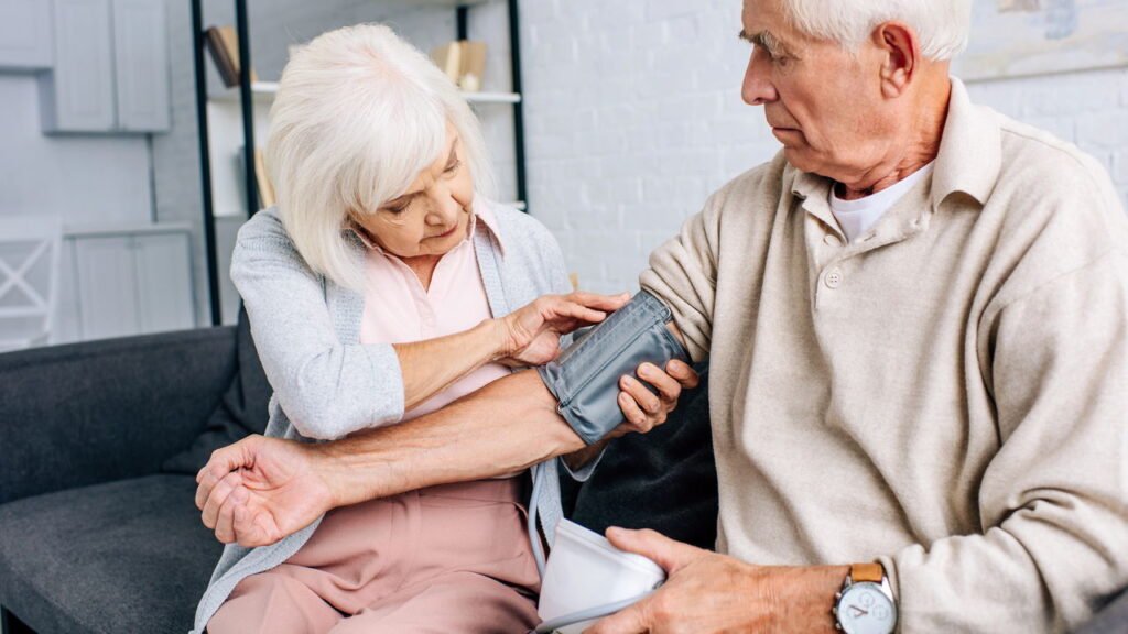 A melhor maneira de medir a pressão arterial e por que a postura correta é essencial