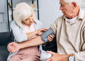 A melhor maneira de medir a pressão arterial e por que a postura correta é essencial