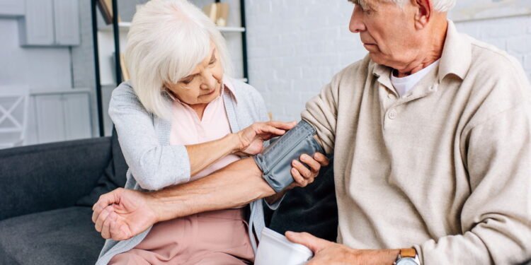 A melhor maneira de medir a pressão arterial e por que a postura correta é essencial