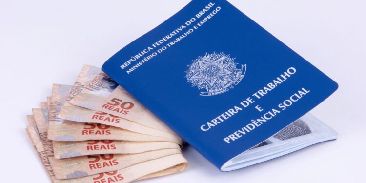 Como calcular o pagamento de horas extras para domésticas? Veja o que diz a lei