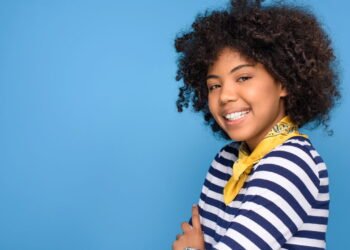 Sorrir, mesmo sem motivo, pode estimular a felicidade?