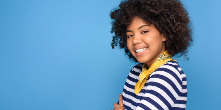 Sorrir, mesmo sem motivo, pode estimular a felicidade?