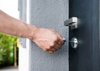 Por que deixar a chave na fechadura é uma péssima ideia