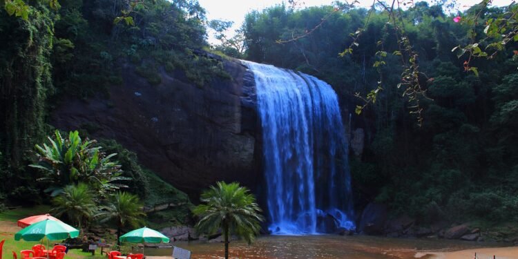 O que você vai encontrar nessa cachoeira no interior de SP vai surpreender