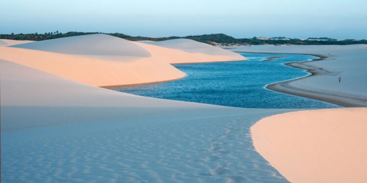 Essa cidadezinha do Nordeste encanta turistas com suas praias desertas e calmas