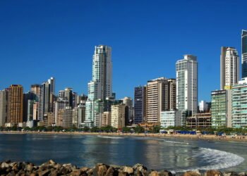 Uma das cidades mais completas para morar ou curtir o litoral no Brasil
