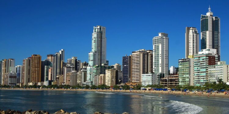 Uma das cidades mais completas para morar ou curtir o litoral no Brasil
