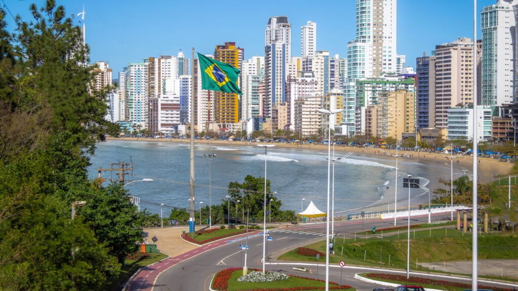 Uma das cidades mais completas para morar ou curtir o litoral no Brasil