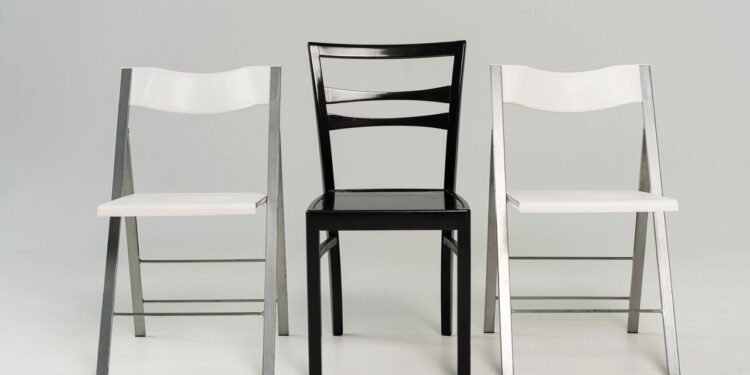 Cadeiras metálicas dos anos 70 estão bombando na decoração atual