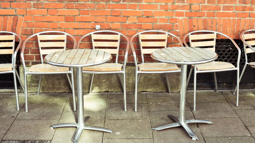 Cadeiras metálicas dos anos 70 estão bombando na decoração atual