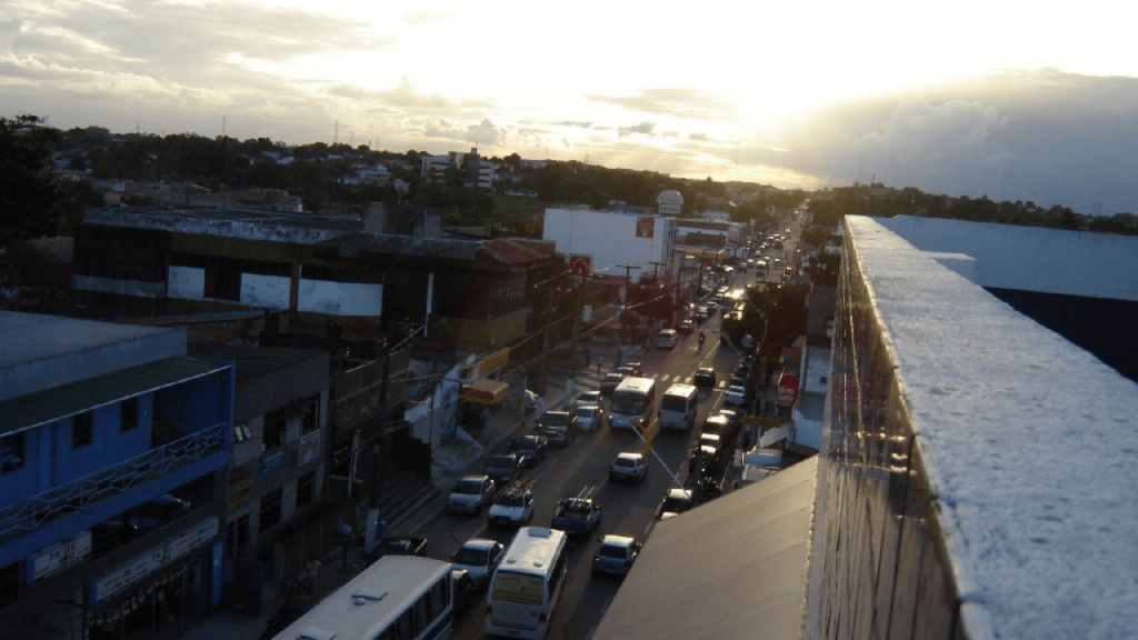 Essa cidade baiana une indústria, urbanismo moderno e praias incríveis