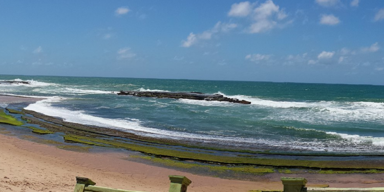 Essa cidade baiana une indústria, urbanismo moderno e praias incríveis