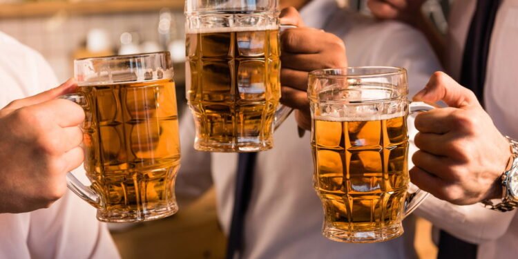 Especialista revela quanto a cerveja pode te fazer engordar