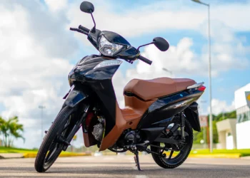 Essa moto baratinha e econômica virou o xodó dos motoristas