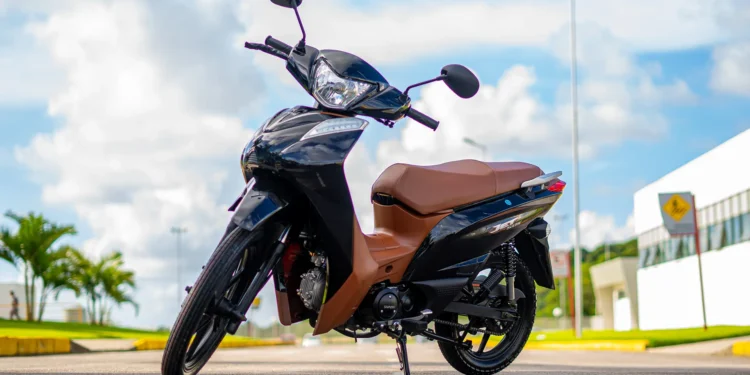 Essa moto baratinha e econômica virou o xodó dos motoristas