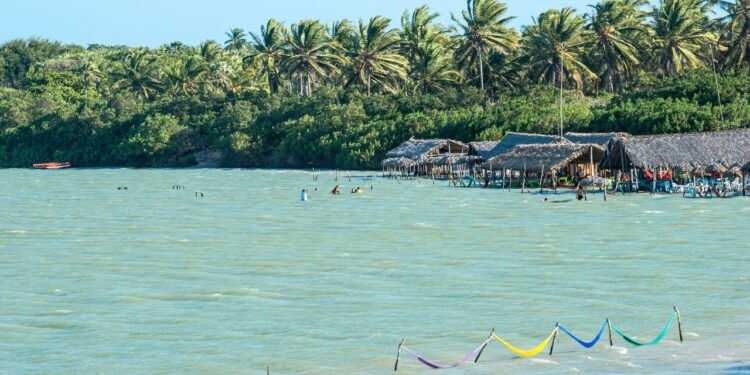 Destino no litoral cearense encanta com suas paisagens deslumbrantes
