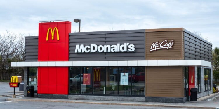 Menores de 16 anos vão ser proibidos no McDonald's? Entenda decisão