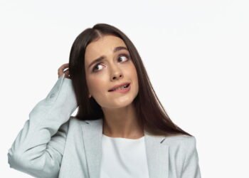 Morder o lábio por dentro pode ser mais sério do que parece, entenda o motivo