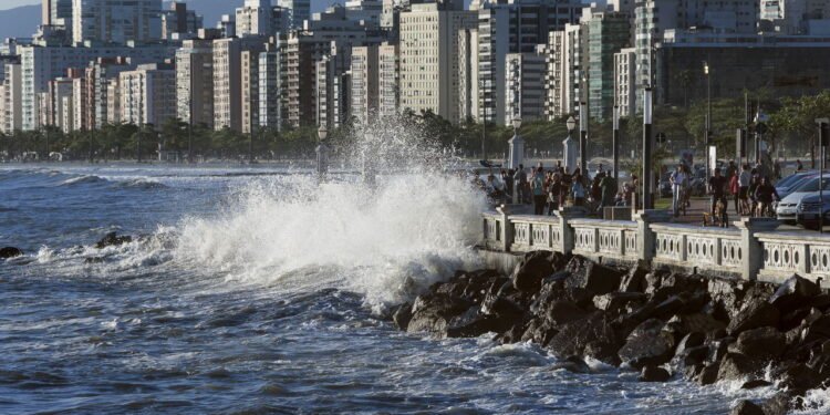 Essa cidade paulista abriga o maior porto da América Latina e conquista com sua beleza