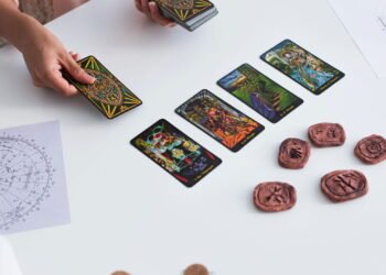 Previsões do tarô para hoje mostram alertas no amor e no trabalho