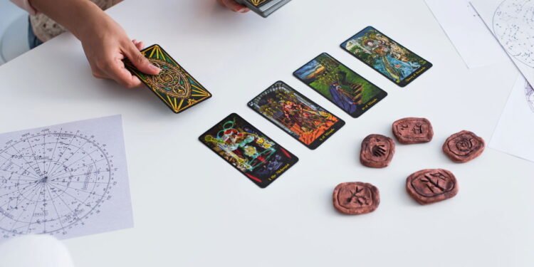 Previsões do tarô para hoje mostram alertas no amor e no trabalho