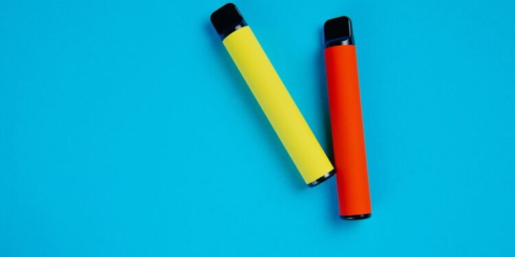 vape e cigarro juntos aumentam drasticamente os riscos à saúde - Créditos: depositphotos.com / GulyaevStudio