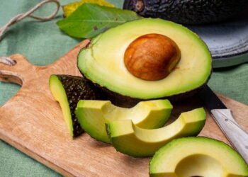 Nunca mais jogue fora a casca do abacate, ela pode fazer milagres
