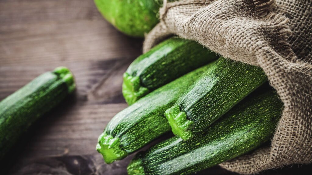 Aprenda a plantar abobrinha em casa e colher em menos de 2 meses