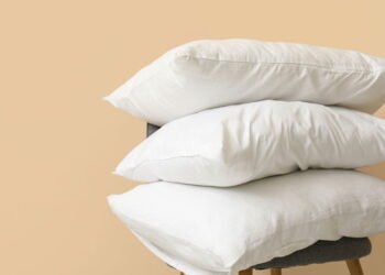 Essa é a melhor frequência para lavar suas almofadas em casa