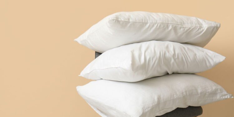 Essa é a melhor frequência para lavar suas almofadas em casa