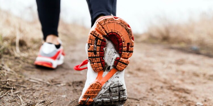 Caminhar para trás pode trazer um benefício que você nem imagina