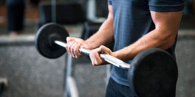Cinco exercícios fáceis para fortalecer bíceps em casa
