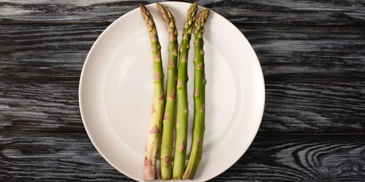 o segredo do aspargo que pode transformar sua saúde hoje - Créditos: depositphotos.com / VitalikRadko
