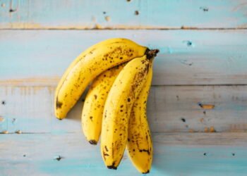 O que muda no seu corpo quando você come banana verde ou madura