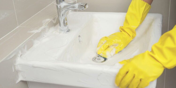 Truque caseiro que elimina machas do banheiro de forma simples e rápida