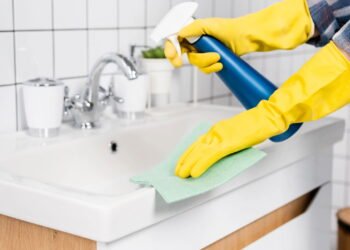 Truque caseiro que elimina machas do banheiro de forma simples e rápida