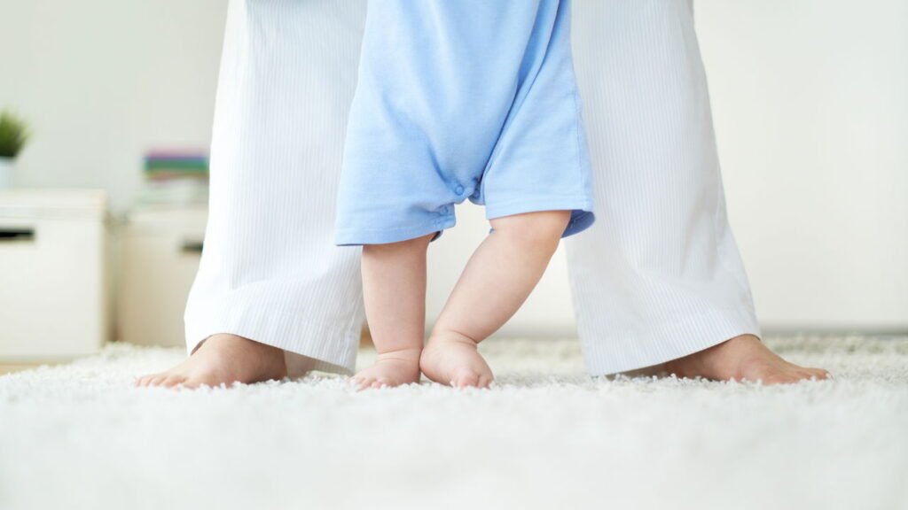 Por que alguns bebês começam a andar antes de outros? Cientistas explicam